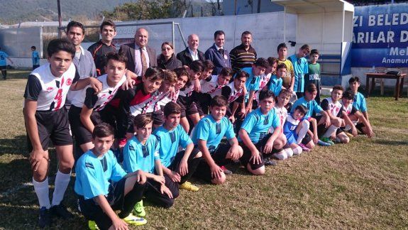 Milli Eğitim Müdürümüz Mustafa Sezgin ortaokullar arası "Yıldızlar Futbol Turnuvasını" izledi.