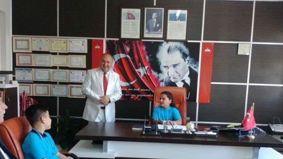 "23 Nisan Ulusal Egemenlik ve Çocuk Bayramı" dolayısıyla İlçe Milli Eğitim Müdürümüz Mustafa SEZGİN, makamını öğrencilere devretti.
