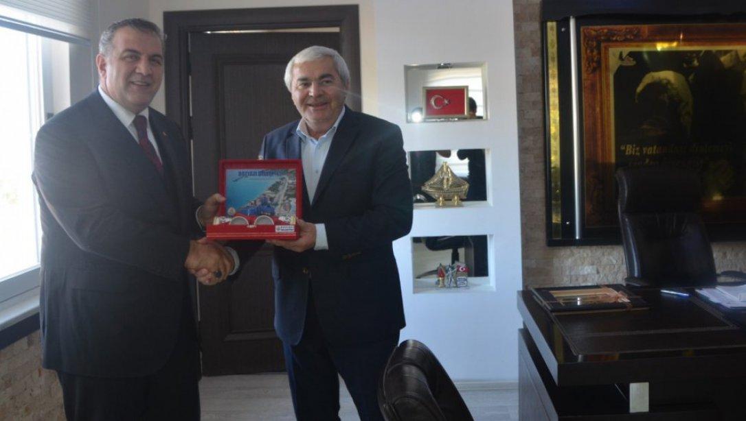 İl Milli Eğitim Müdürümüz Sn.Adem KOCA, Belediye Başkanı Sn.Mustafa ÇETİNKAYA'YI makamında ziyaret etti.