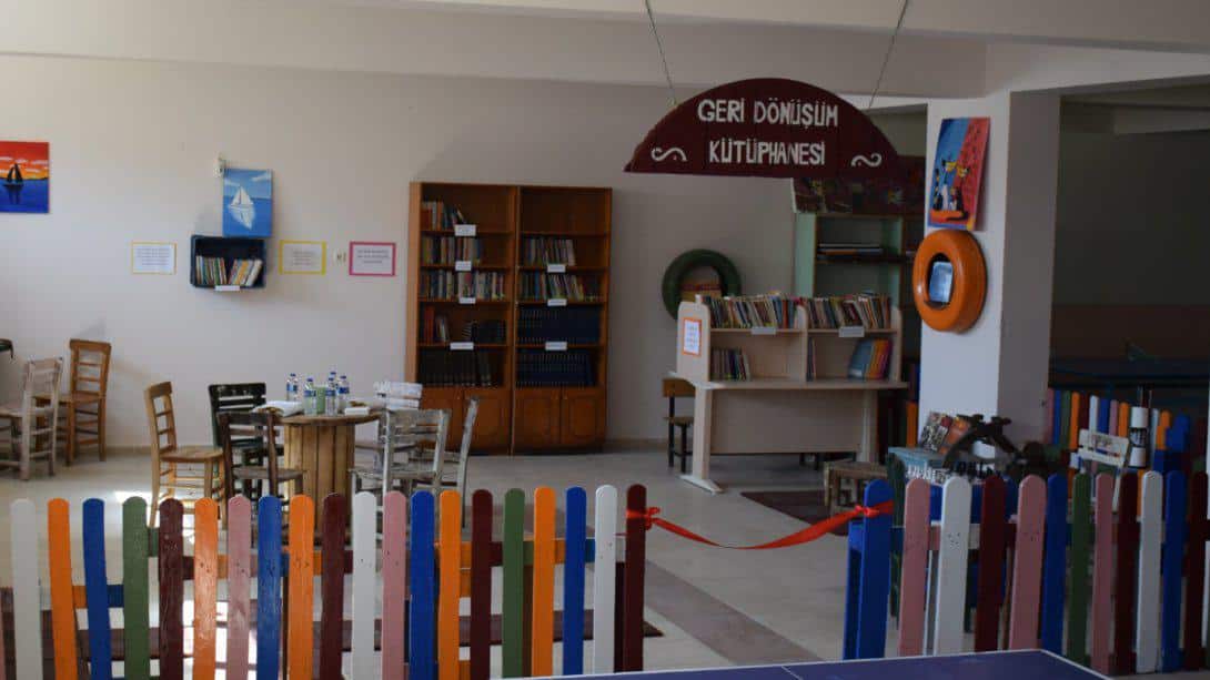 Şehit Murat Namdar Ortaokulumuzda Geri Dönüşüm Kütüphanesi Açılışı Yapıldı.