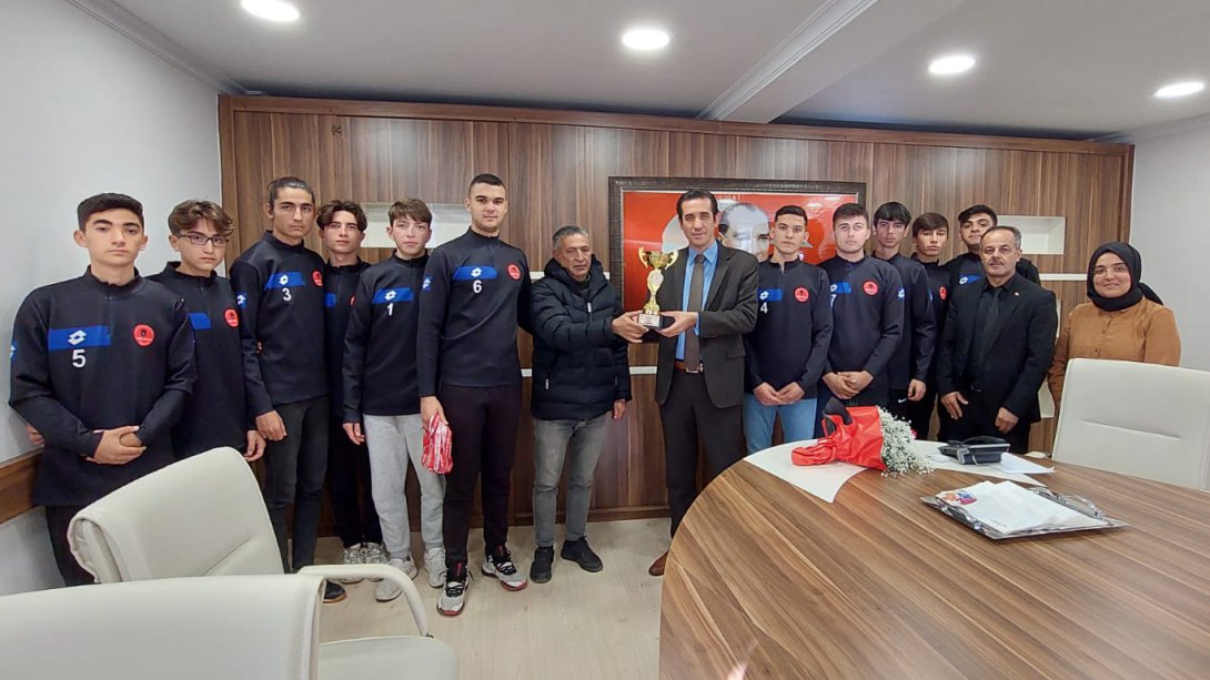 Bozyazı Anadolu Lisesi Erkek Voleybol Takımı, Kaymakamımız Sayın Tuncay TOPSAKALOĞLU'nu Ziyaret Etti. 
